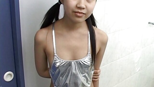 Doskonałe :  Pracownik biurowy pomaga nerdy rozgrzać się, pieprząc jej sex filmik darmowy mokrą cipkę Seksowne filmy porno 